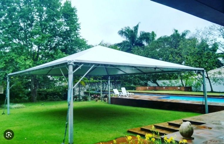 Tenda branca 10x10 montada em área externa com piscina