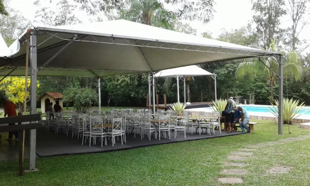 Tendas montadas com mesas e cadeiras para evento ao ar livre